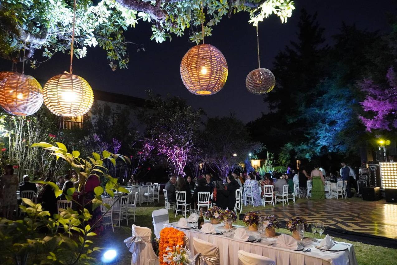 Best Western Plus Posada De Don Vasco Pátzcuaro Esterno foto A wedding reception at the garden of the hotel