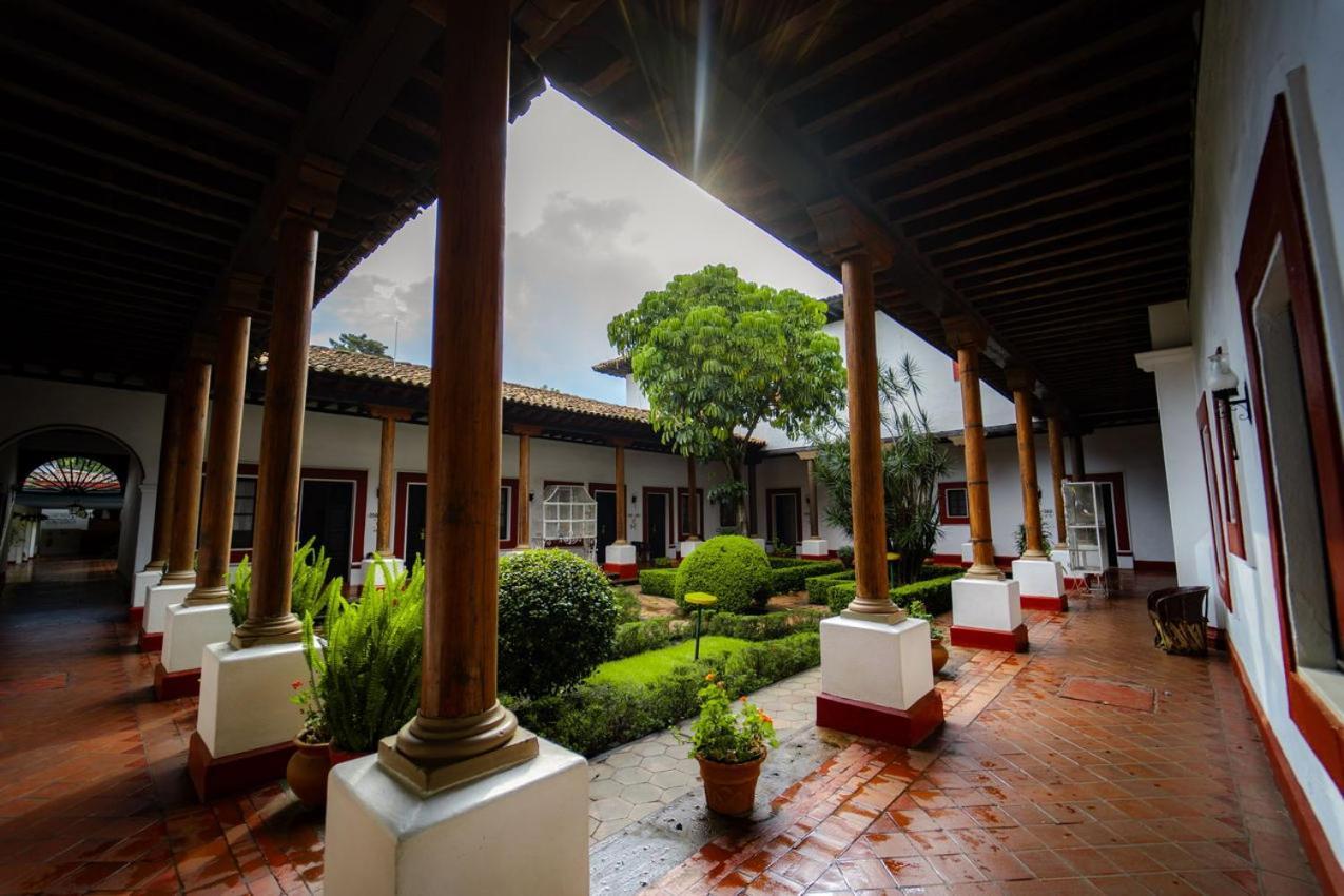 Best Western Plus Posada De Don Vasco Pátzcuaro Esterno foto Patio of the house